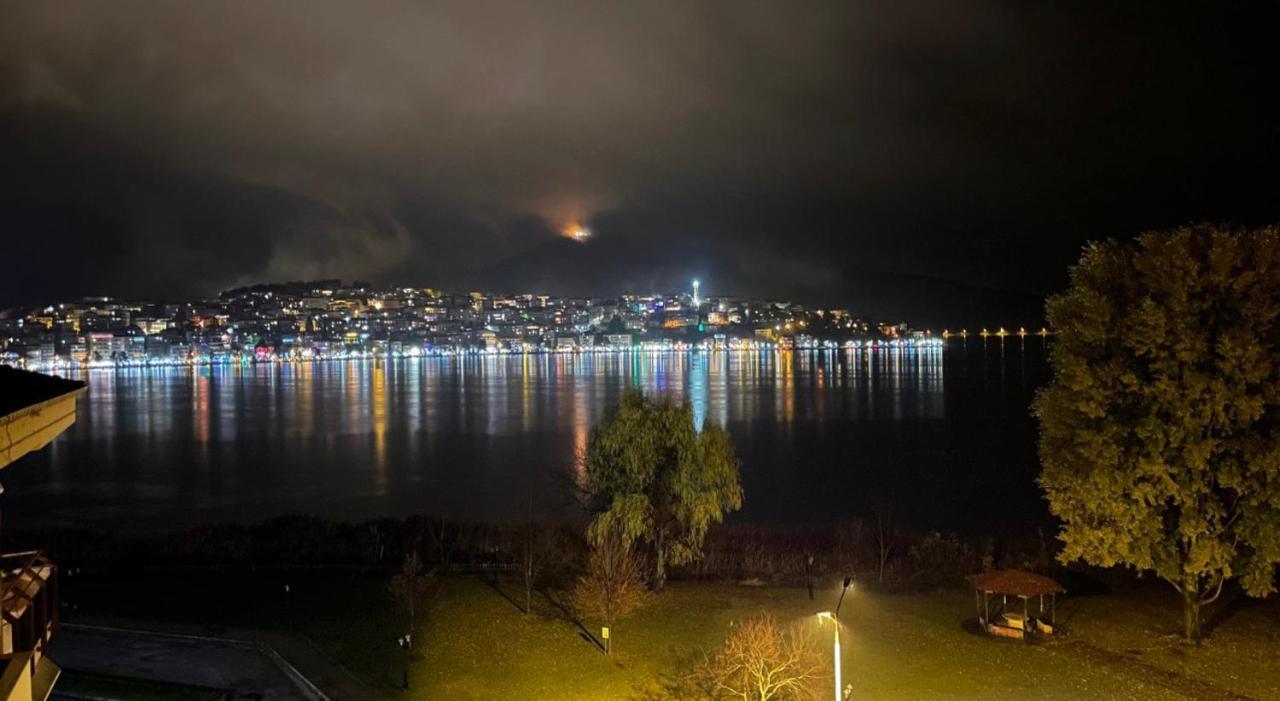 Swan Lake Front Apartment Kastoria Ngoại thất bức ảnh
